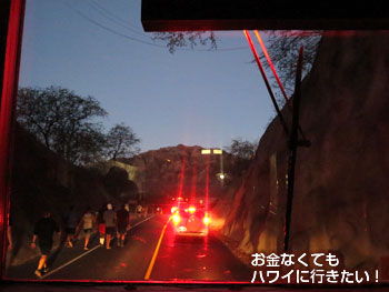 6時前に開門し車列が動く