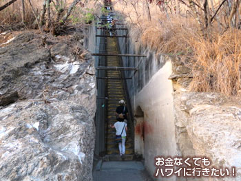 早朝のダイヤモンドヘッド登山の右ルートの階段