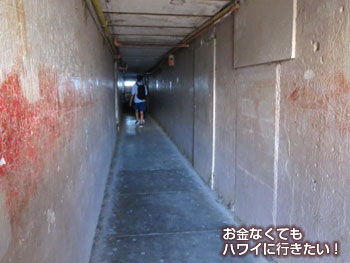 階段を上り切ると暗い通路が