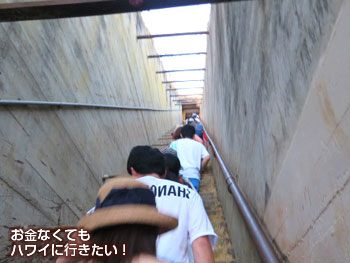 ダイヤモンドヘッド登山道のトンネル内