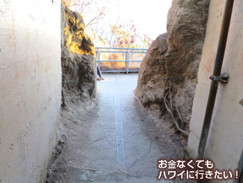 早朝のダイヤモンドヘッド登山の左ルートはスグ外へ出られます