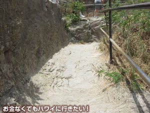 ダイヤモンドヘッドの登山道(未舗装)