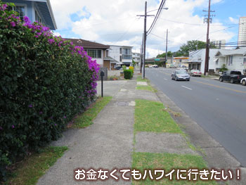 右手前方にガソリンスタンドと高速道路