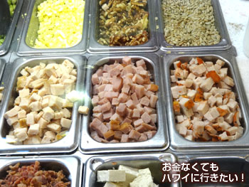 コココーブのデリコーナーのサラダの肉類