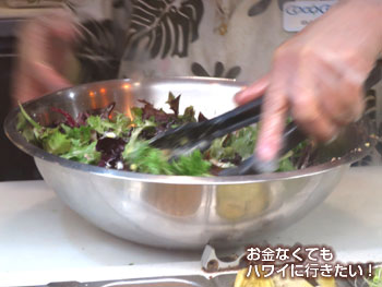 コココーブのデリコーナーのサラダの混ぜ作業