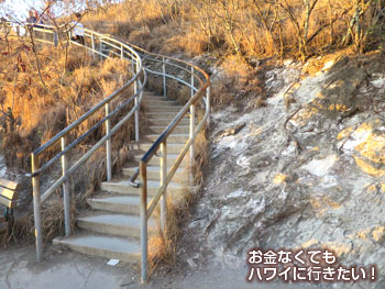 早朝のダイヤモンドヘッド登山の左ルートの階段