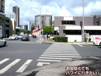 横断歩道を渡って直進