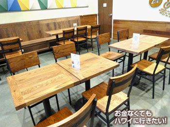ダウントゥアース カイルア店 飲食スペースのテーブル
