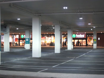 フードランドファーム アラモアナ店の駐車場