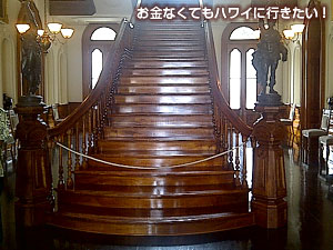 1階中央の階段