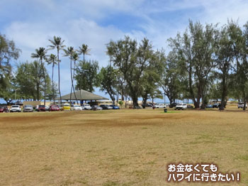左手前方にカイルアビーチの建物(ラニカイピルボックストレイルへ)