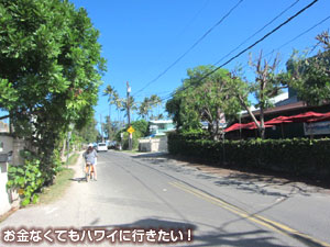 カラパワイマーケットの脇を直進