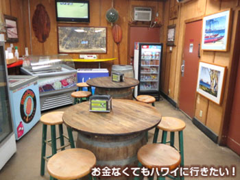 カラパワイマーケット店内の飲食スペース
