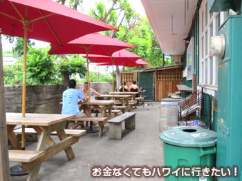 カラパワイマーケット店外の飲食スペース
