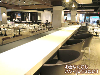 アラモアナセンター新フードコート「ラナイ」のカウンター席