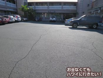 右手の駐車場の先に入口(アラモアナセンターから徒歩でリケリケドライブインへ)