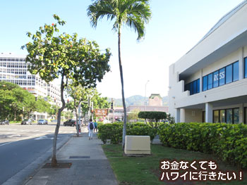 右手にロスドレスフォーレス(アラモアナセンターから徒歩でリケリケドライブインへ)
