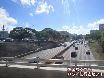 バスでリリハベーカリーへ(高速道路の上を通過)