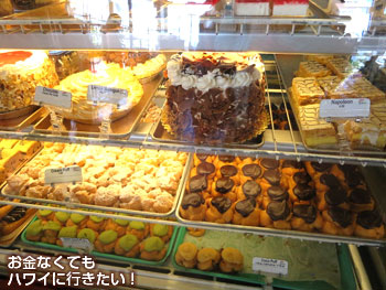 リリハベーカリーのショーケース(クリームパフ)