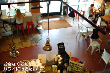 モーニングブリュー カイルア店の2階席から1階を見下ろした景色