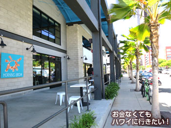 モーニングブリュー カカアコ店の正面入口