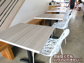 モーニングブリュー カカアコ店のテーブル
