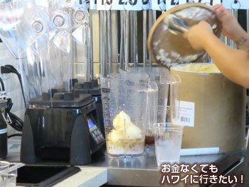 モーニングブリュー カカアコ店のエスプレッソシェイク製作中