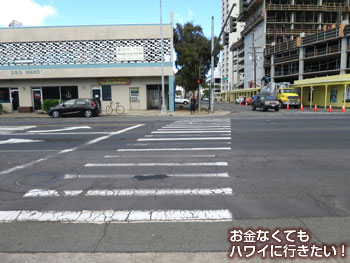 横断歩道を渡って直進(モーニンググラス コーヒー カカアコ店へ)