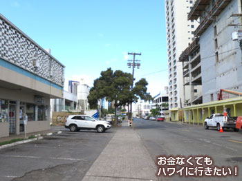 細い道を直進(モーニンググラス コーヒー カカアコ店へ)