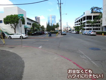 ブロックの角を左折(モーニンググラス コーヒー カカアコ店へ)
