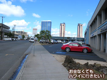 横断歩道を渡り切って直進(モーニンググラス コーヒー カカアコ店へ)