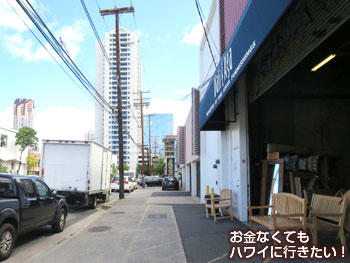右手に家具店(モーニンググラス コーヒー カカアコ店へ)