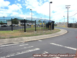 黒い柵の中がピア38の駐車場