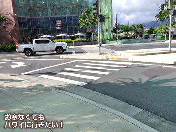 スクラッチキッチン&ミータリーの行き方 ビルの横にある歩道を直進