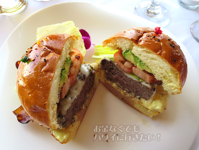 シグネチャープライムステーキ&シーフードのベーコンチーズバーガー アボカド入り ULTIMATE BACON CHEESE BURGER