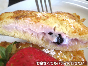 スイートイーズカフェのフレンチトースト「スタッフド」ブルーベリーチーズ(断面)