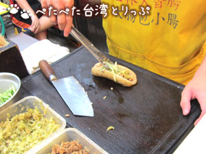 士林昇香腸の台湾風ホットドッグ（調理中）