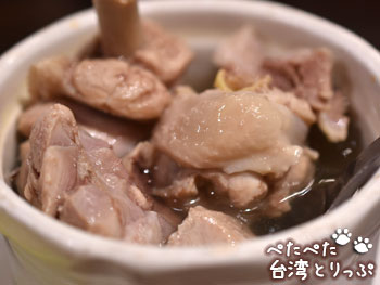 明月湯包の圓盅燉雞湯（鶏肉スープ）は鶏肉タップリ