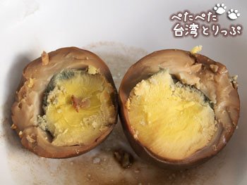 阿萬油飯の滷蛋（煮卵）断面