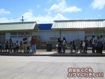行きに降りた停留所の向かい側のバス停