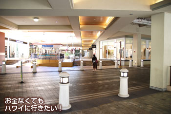アラモアナセンター海側のフードコート入口(トロリー乗り場からターゲットへ)