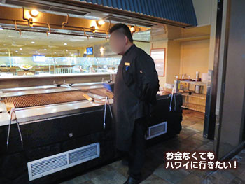 ザ・リーフ バー&マーケットグリルのBBQグリルにはスタッフが居て、焼き方を教えてくれます