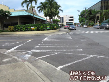 信号の無い横断歩道を渡った角が目的地