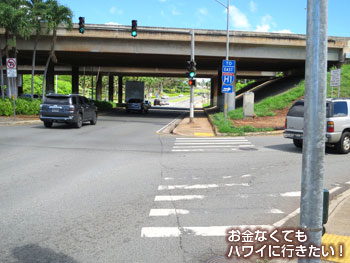 高速道路の高架下を通過
