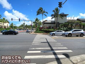 横断歩道を渡ればワイケレプレミアムアウトレット