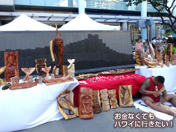 ワイキキファーマーズマーケットのハワイの伝統工芸の木彫り