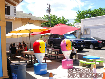 ワイオラシェイブアイス2号店の飲食用テーブル