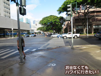 横断歩道を渡って右折(ウォルマートホノルル店へ)