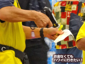 ウォルマートの出口でレシートチェック