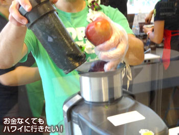ホールフーズマーケットクイーン店のラニカイジュースのスムージー(製作中)